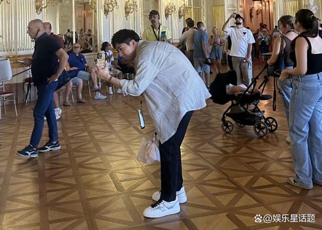 网友偶遇俞灏明王晓晨同游奥地利 甜蜜互动似度蜜月